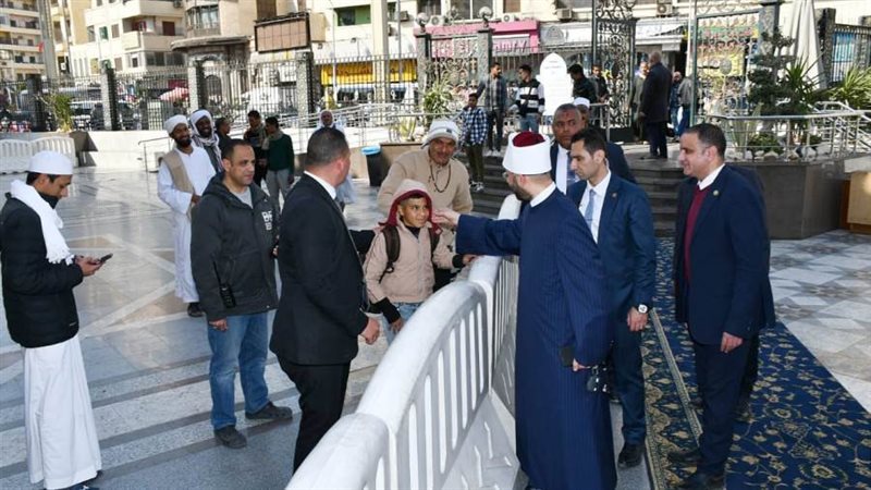الوزير في مسجد السيدة