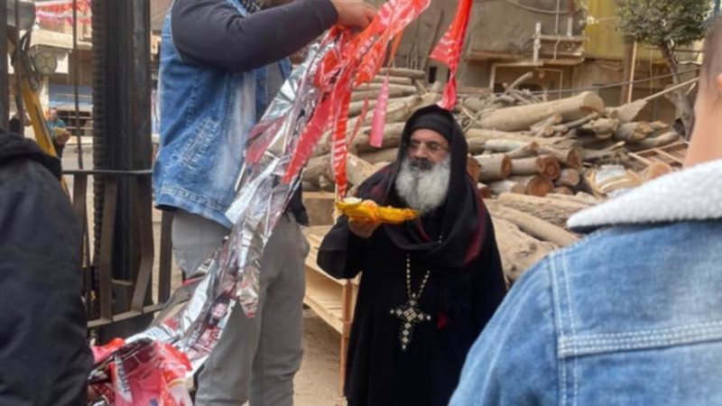 الأقباط يعلقون زينة