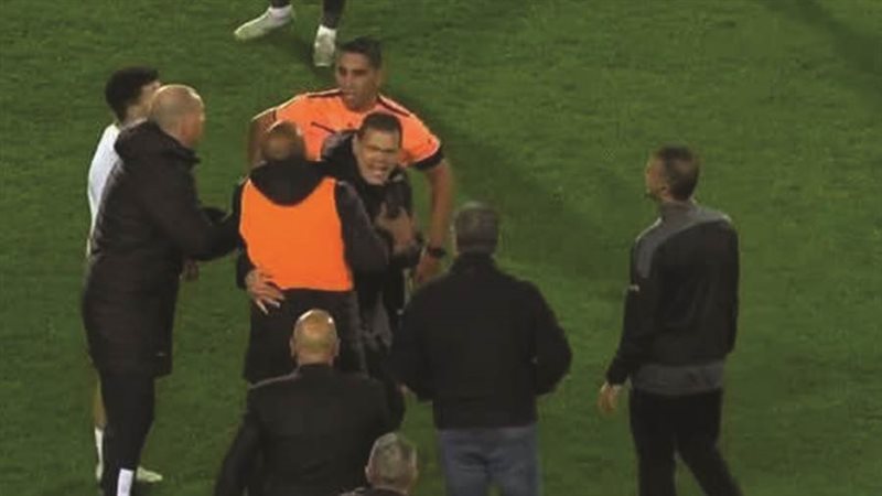 أيمن عبدالعزيز