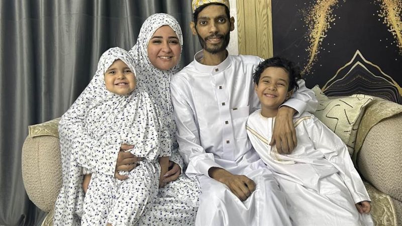 شيكا وأسرته