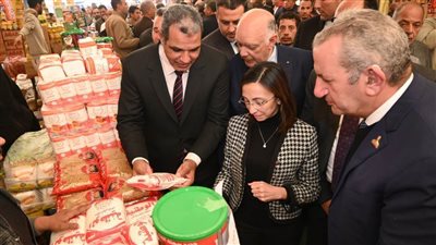 محافظ البحيرة تتفقد معرض 