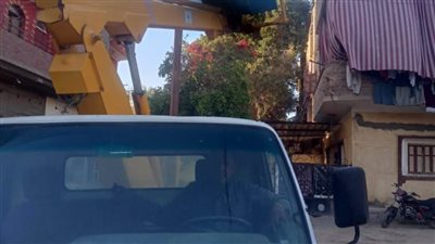 رئيس مدينة الغنايم بأسيوط  يتابع صيانة وتركيب كشافات جديدة بنطاق المركز 