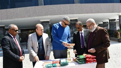 محافظ أسوان يتفقد قافلة رمضان المهداه من البنك الزراعي بواقع 1000 كرتونة مواد غذائية