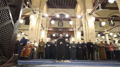 الآلاف يؤدون العشاء والتراويح بالجامع الأزهر
