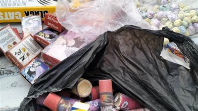  بالصور.. حملات تضبط ألعابًا نارية وسلعًا تموينية ومنظفات ودهانات بالغربية 