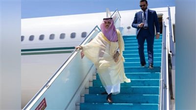بن فرحان يصل القاهرة للمشاركة في القمة العربية غير العادية   