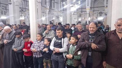 وسط أجواء روحانية.. المصلون بالمنيا يؤدون صلاة التراويح.. صور 