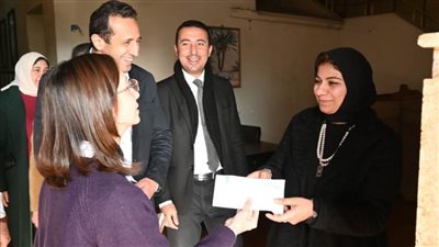 شاهد..محافظ البحيرة تهنئ العاملين بالديوان العام وتهديهم عددًا من ألبونات لصرف السلع الغذائية