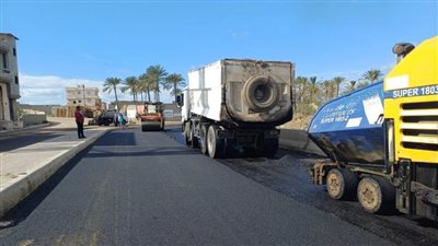 رصف طريق الملح بمركز إدكو في البحيرة لتيسير الحركة المرورية 