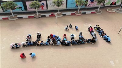 البحيرة.. تلاميذ مدرسة عبد المنعم السقا يرسمون بأجسادهم اسم الشهيد عبد المنعم رياض