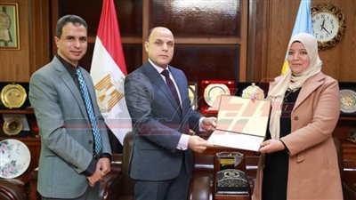 عبدالمعطي وجودة يكرمان الفائزين بالمركز الأول في مسابقات التربية والتعليم