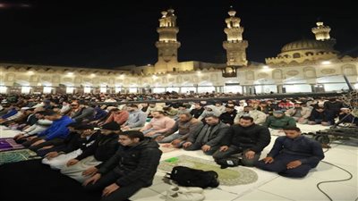 الآلاف يقيمون صلاتي العشاء والتراويح بالجامع الأزهر في تاسع ليالي رمضان