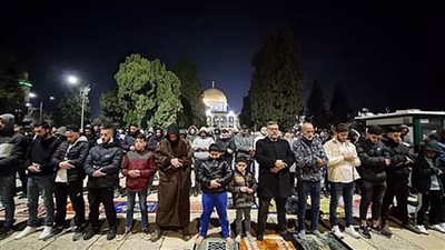 عاجل.. 60 ألفًا يؤدون صلاتي العشاء والتراويح في رحاب المسجد الأقصى المبارك