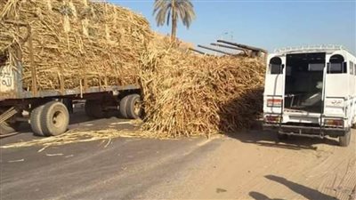 انقلاب مقطورة قصب يعطل الحركة المرورية بكوم أمبو شمال أسوان