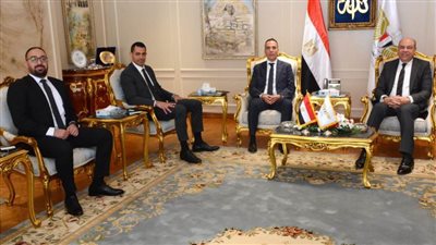 وزير الطيران المدني يبحث مع وفد 