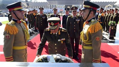 الرئيس السيسي ينيب وزير الدفاع  لوضع إكليل من الزهور على النصب التذكارى لشهداء القوات المسلحة