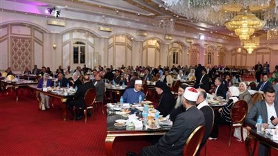 محافظ الإسماعيلية يشارك رجال الدين الإسلامي والمسيحي وعددًا من القيادات التنفيذية والشعبية إفطارهم 