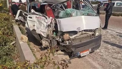 بينهم 4 أطفال.. إصابة 16 شخصًا بحادث تصادم بين سيارتي تريلا وميكروباص..صور
