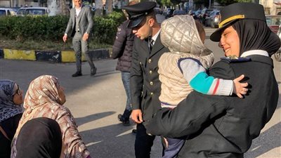 لمسة إنسانية.. رجال الشرطة ببورسعيد يوزعون وجبات الإفطار على البسطاء في الشوارع | صور