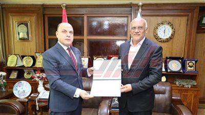 محافظ كفر الشيخ يكرم مدير عام مديرية الطرق والنقل لبلوغه السن القانونية للمعاش