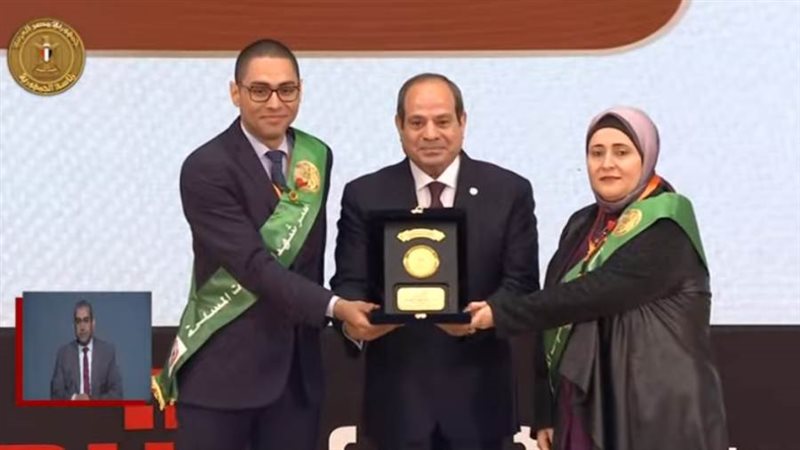 الرئيس السيسي يكرم