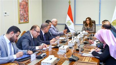 وزيرة التنمية المحلية تعقد اجتماعاً مع قيادات الوزارة لمتابعة ملفات العمل المختلفة