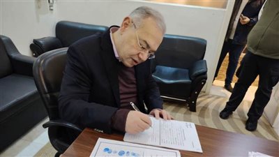 النائب عصام خليل يتقدم بأوراق ترشحه لانتخابات رئاسة حزب المصريين الأحرار