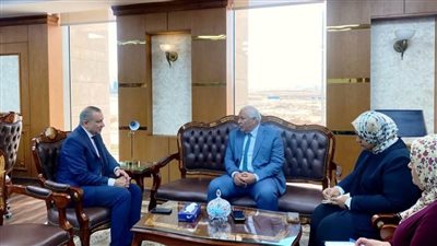 لبحث مشروعات التطوير.. محافظ الوادي الجديد يلتقي رئيس 
