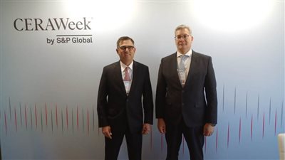 وزير البترول يعقد مباحثات ثنائية مع الرئيس التنفيذي لشركة هاليبرتون