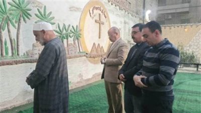 حفل إفطار جماعي للصائمين داخل كنيسة بملوي والمصلون يؤدون صلاة المغرب.. صور
