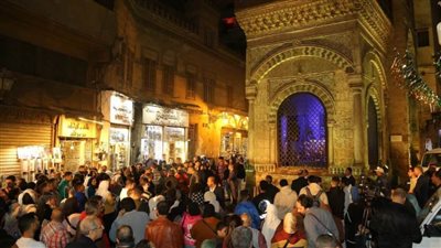 في عرض جماهيري.. الأراجوز التراثي يحكي سيرة «الشارع الأعظم» بشارع المعز