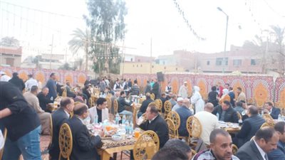 جمعت القرية والقرى المجاورة.. أكبر مائدة إفطار رمضانية بقرية جلال الغربية بالمنيا.. صور 