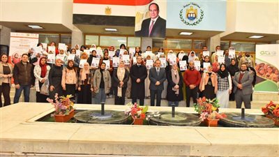 محافظ أسيوط يسلم 36 شابا وفتاة خريجي مشروع 