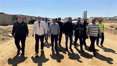 وزير الإسكان يتابع مشروعات المرافق والطرق لأراضي 