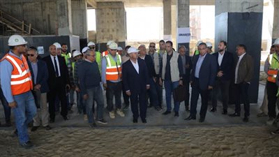 وزير النقل يتفقد العمل بمشروع الخط الأول للقطار الكهربائي السريع في العامرية وبرج العرب