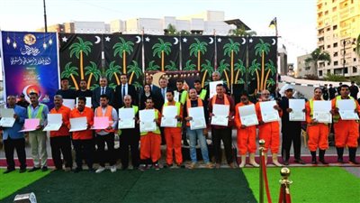 تكريم عدد من العاملين.. محافظ البحيرة تشارك 1000 عامل من منظومة النظافة الإفطار