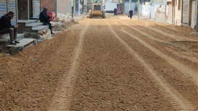 بالصور.. رصف شارع نادي بلدية المحلة لفتح شريان مروري جديد