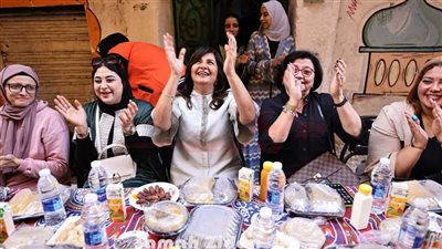 نبيلة مكرم عبيد تشارك في إفطار المطرية بالضحك الهتاف مع الأهالي