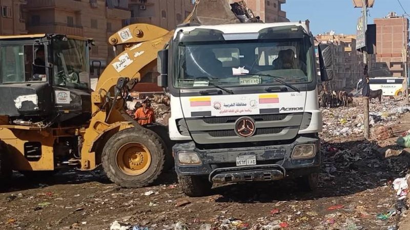 جانب من رفع المخلفات