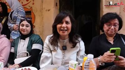 السفيرة نبيلة مكرم تهتف