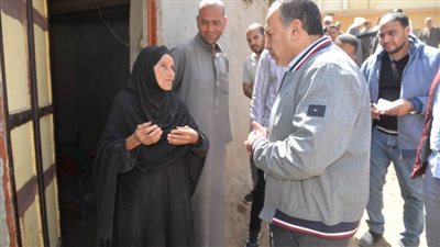 محافظ أسيوط يأمر بإعادة بناء منزل سيدة مسنة ويوجه التضامن الاجتماعي بتلبية طلباتها