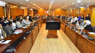 محافظ أسيوط يعقد اجتماعاً مع خريجي كلية الطب البيطري لعرض فرص تدريب وتشغيل في المجازر الحكومية