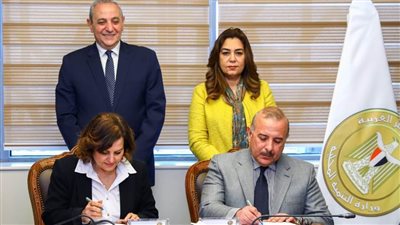 وزيرة التنمية المحلية ومحافظ الغربية يشهدان توقيع عقد إدارة محطة طنطا لإنتاج البيض مع إحدى شركات القطاع الخاص