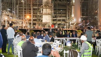 وزير قطاع الأعمال العام يتناول الإفطار مع العاملين بكيما ويلتقي محافظ أسوان والنواب