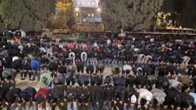 عشرات الآلاف من المرابطين يؤدون العشاء والتراويح في 