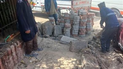 حي شرق أسيوط يواصل ترميم أرصفة الشوارع بتركيب بلاط الإنترلوك لتيسير حركة المواطنين