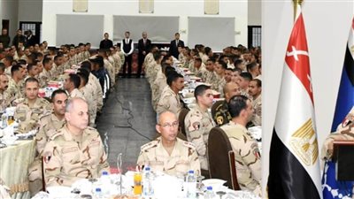 وزير الدفاع يتناول الإفطار مع مقاتلي المنطقة المركزية وحرس الحدود والمظلات والصاعقة   