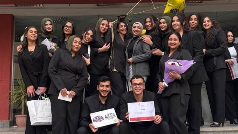 طلاب الجامعة الكندية