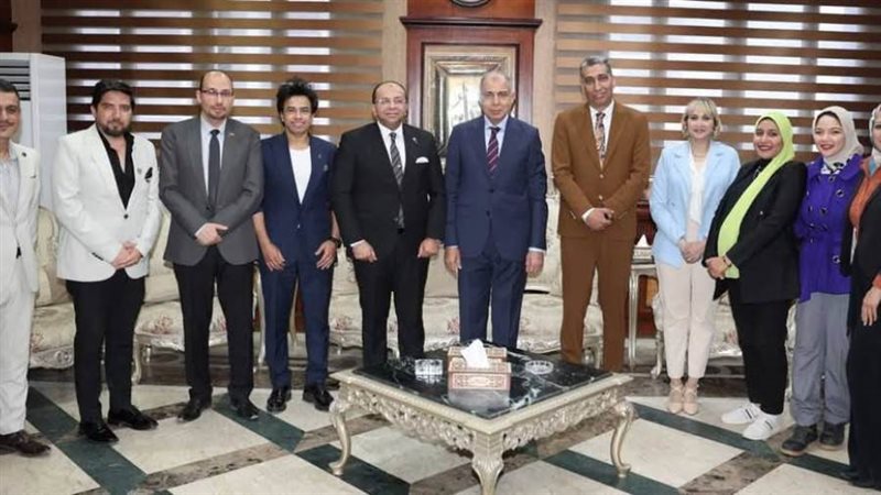 محافظ المنيا مع وفد