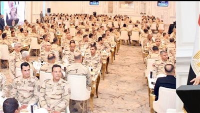 القائد العام للقوات المسلحة يشارك عددًا من مقاتلي قوات الدفاع الجوي وجبة الإفطار